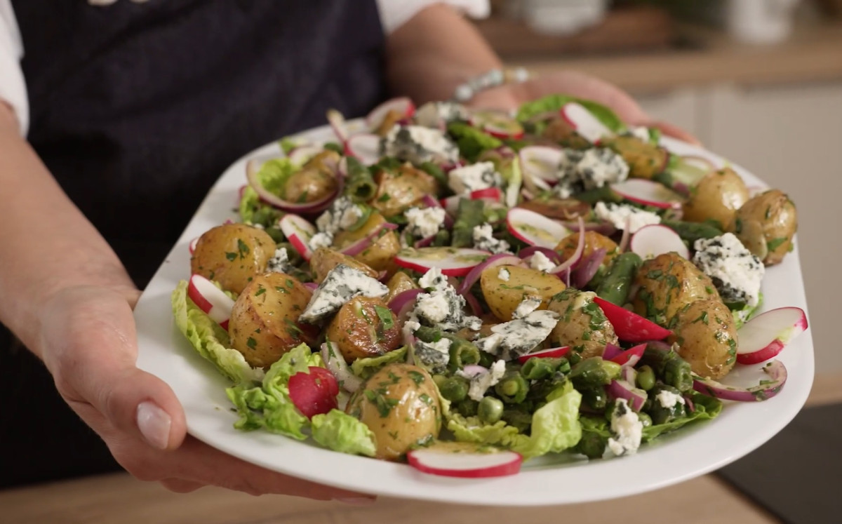 Teplý šalát so zelenými fazuľkami a syrom